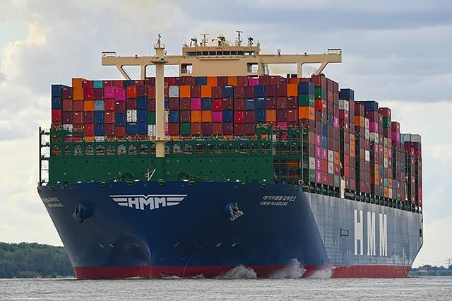 지난 2월 수출이 전년 동월 대비 4.8% 증가한 것으로 나타났다. 세계 최대 컨테이너선 2만4000TEU급 HMM 함부르크호 모습. /HMM