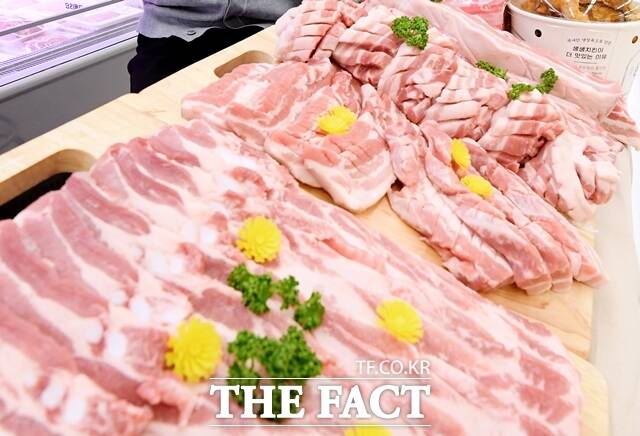 지난해 닭·돼지·소고기 등 3대 육류 소비량이 1인당 60㎏을 넘은 것으로 집계됐다. 육류 소비량 중 절반은 돼지고기가 차지했다. /더팩트 DB