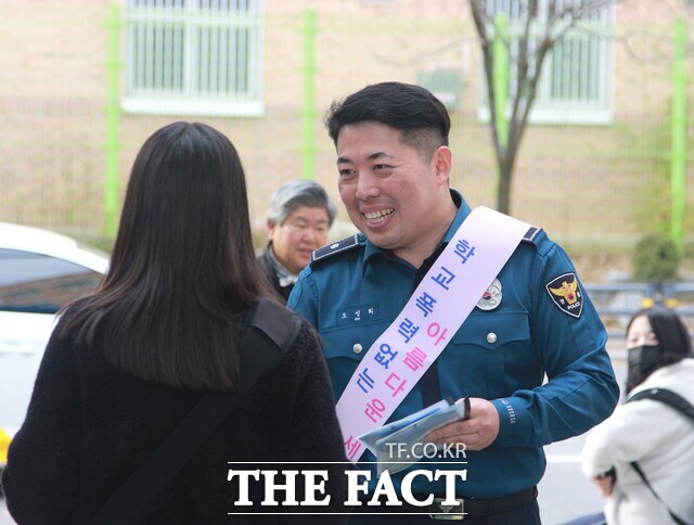 오성희 대구 강북경찰서 학교전담경찰관이 학생들을 상대로 학교폭력 줄이기 캠페인을 벌이고 있다./대구=김민규 기자