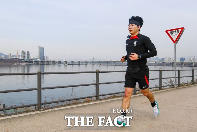 따뜻한 봄 날씨를 보인 4일 오후 서울 송파구 잠실 한강공원에서 한 시민이 달리고 있다. /장윤석 기자