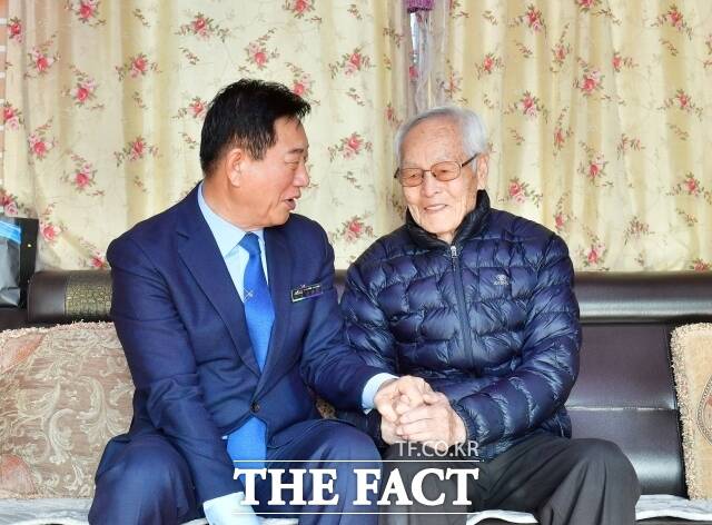 김한종 장성군수는 삼일절을 맞아 고 유희영 애국지사의 아들 유정규 씨 자택을 방문해 고마운 마음을 전했다./장성군