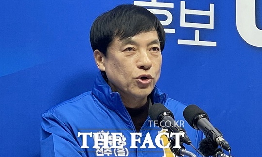 전략선거구인 전북 전주을 1차 투표에서 이성윤 예비후보가 과반 득표를 하면서 최종 후보로 확정됐다.