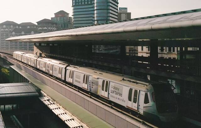 말레이시아 쿠알라룸푸르 지하철이 TRX 삼성 갤럭시역으로 들어오고 있다. /삼성전자