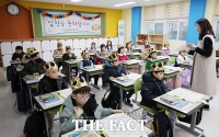  '입학을 축하합니다'...첫 교실에 앉은 초등학생들 [TF사진관]