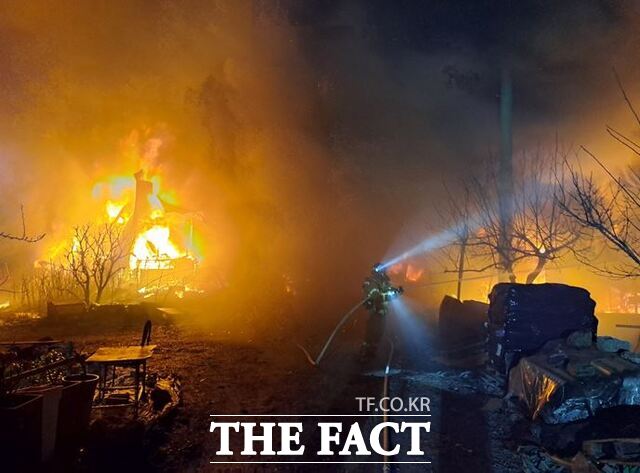 4일 포항의 한 공장에서 불이 나 소방대원이 물을 뿌리고 있다. /경북소방본부