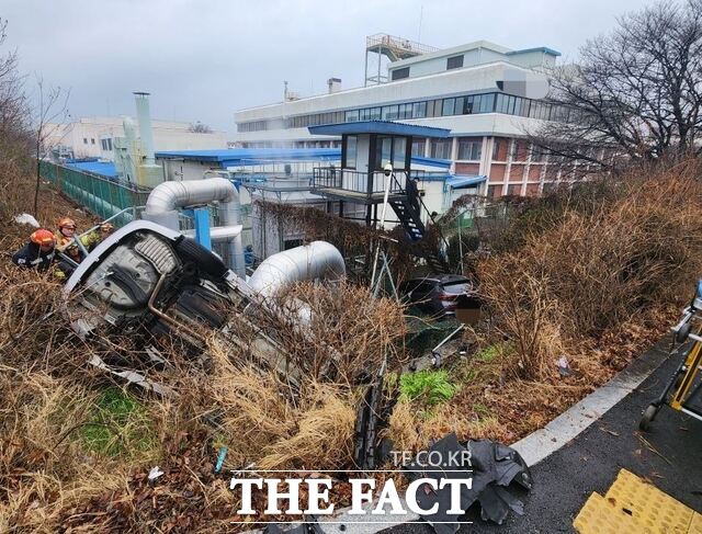 5일 구미의 한 도로에서 교통사고가 나 차량이 전복돼 있다./경북소방본부