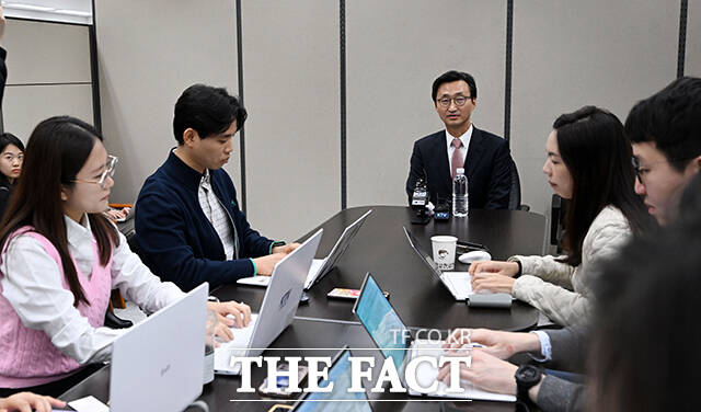 이태우 한미 방위비 분담 협상대표(왼쪽 세번째)가 5일 오후 서울 종로구 외교부 기자실에서 출입기자단의 질문에 답변을 하고 있다. /임영무 기자