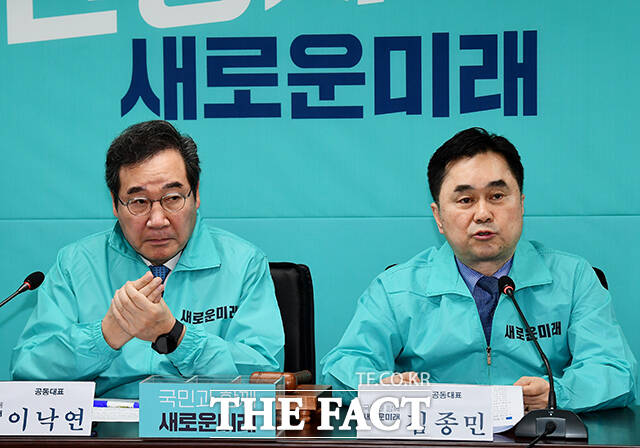 새로운미래 김종민 공동대표(오른쪽)가 6일 여의도 당사에서 열린 책임위원회의에서 모두발언 중이다. 왼쪽은 이낙연 새로운미래 공동대표./배정한 기자