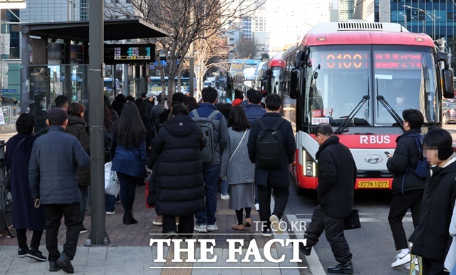 서울연구원은 올 1월 22일부터 지난달 14일까지 시민과 함께하는 서울버스 서비스 개선방안 공모전을 진행했다. 서울 중구 남대문세무서, 서울백병원 정류소(중앙버스전용차로)에서 승객들이 버스를 기다리고 있다. /뉴시스