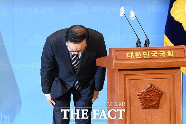 더불어민주당 탈당 선언한 뒤 인사하는 홍 의원.