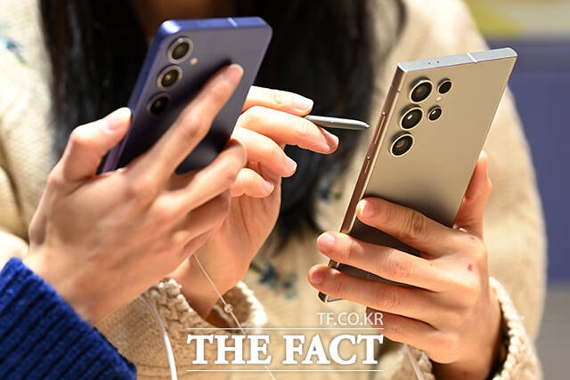 삼성전자가 지난 1월 출시한 인공지능(AI) 스마트폰 갤럭시S24 울트라가 미국 유력 소비자 전문지 컨슈머 리포트의 최신 스마트폰 평가에서 1위를 차지했다. /장윤석 기자