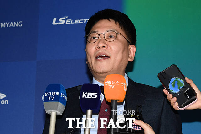 김동명 LG에너지솔루션 대표가 6일 오후 서울 강남구 코엑스에서 열린 인터배터리 2024 개막식에 앞서 취재진의 질문에 답변을 하고 있다. /서예원 기자