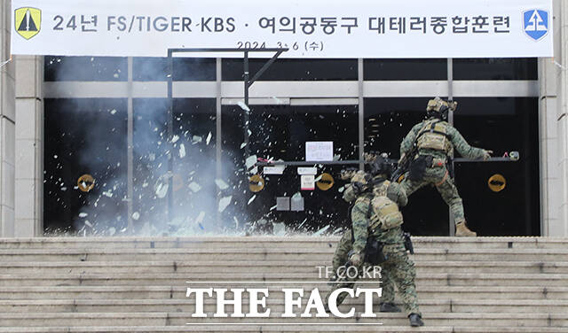 육군 52사단 장병들이 6일 오후 서울 여의도 일대 방송국에서 24년 FS/TIGER 연습 등의 일환으로 국가중요시설 대테러 훈련을 하고 있다. /사진공동취재단
