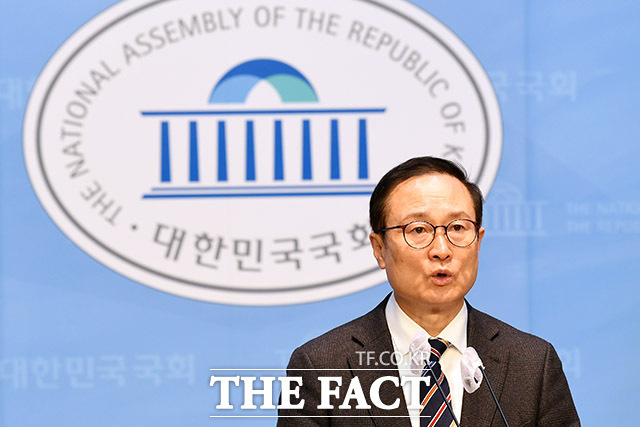 홍영표 더불어민주당 의원이 6일 오전 서울 여의도 국회 소통관에서 기자회견을 열고 탈당 선언을 하고 있다. /남용희 기자