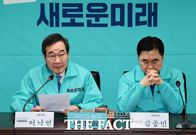 이낙연 새로운미래 공동대표(왼쪽)가 6일 오전 서울 여의도 새로운미래 당사에서 열린 책임위원회의에 참석해 모두발언을 하고 있다. /배정한 기자