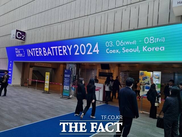 배터리 업계 관계자들이 6일 오전 서울 강남구 코엑스에 마련된 인터배터리 2024 행사장에 들어가고 있다. /이성락 기자