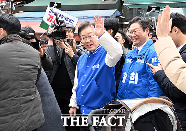 이재명 더불어민주당 대표(가운데)와 황희 양천구갑 후보(오른쪽)가 6일 오후 서울 양천구 목동깨비시장을 방문해 시민들에게 지지를 호소하고 있다. /배정한 기자