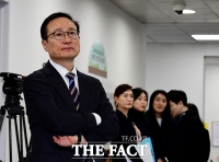 민주당 탈당 기자회견 순서 기다리는 홍영표 의원 [포토]
