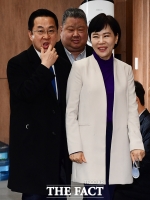 박성준 의원과 함께 이동하는 전현희 [포토]