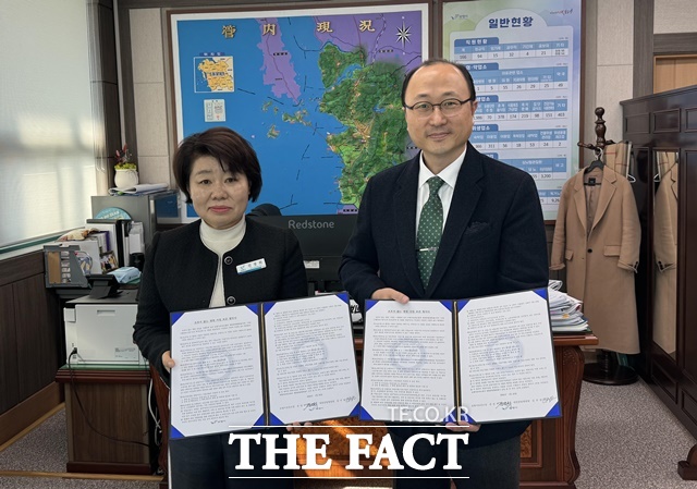 전경희 보령시 보건소장과 김주원 대천중앙병원장이 보호자 없는 병실 운영을 위한 업무협약을 맺었다. / 보령시