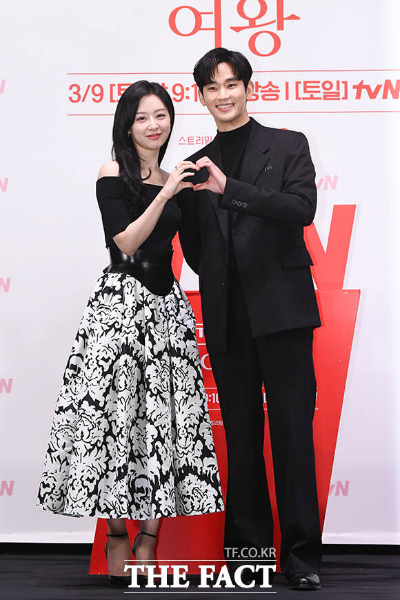 배우 김지원(왼쪽)과 김수현이 tvN 새 드라마 눈물의 여왕을 통해 부부로 호흡을 맞춘다. /서예원 기자