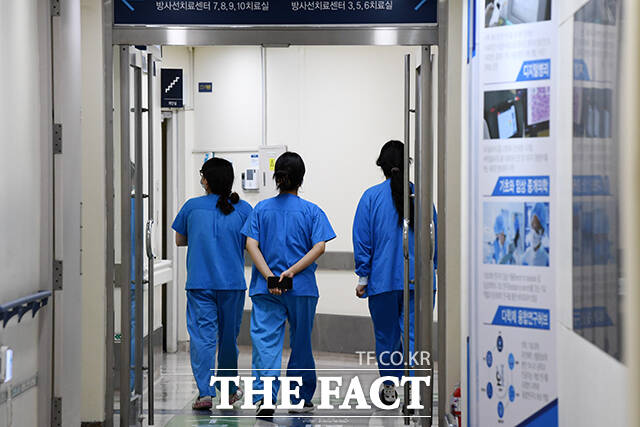 전공의들이 정부의 의대 증원 방침에 반발해 파업 하면서 병원에 남은 간호사들의 업무가 가중되고 있는 가운데 24일 서울의 한 대학병원에서 간호사들이 분주히 움직이고 있다. /서예원 기자