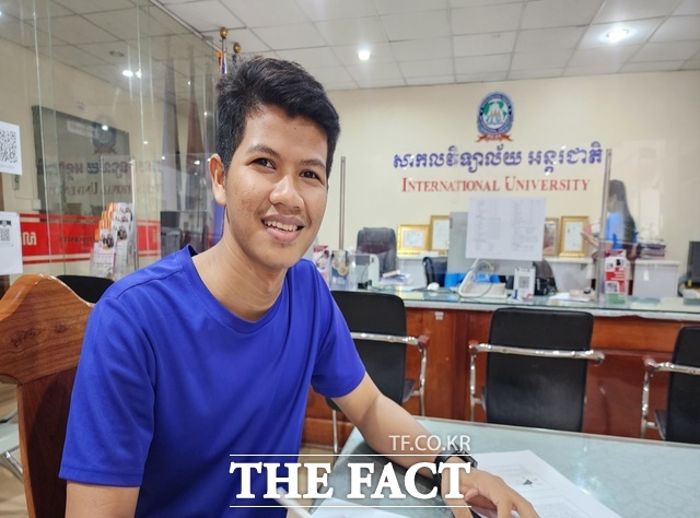 추간판탈출증 수술을 받은 위레악 씨가 건강한 모습으로 학업을 이어가고 있다./프놈펜(캄보디아)=김민규 기자