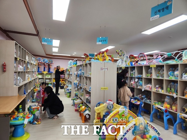 광주 남구 관내 구립 장난감 도서관 2곳이 장난감 구입 지출을 줄이는데 큰 역할을 하며 매년 회원수가 증가하고 있다. 사진은 구립 장난감 도서관 / 광주 남구