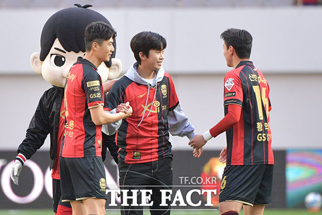 지난해 4월 FC 서울의 홈경기에서 시축을 한 가수 임영웅(가운데)과 기성용(왼쪽) 황의조./더팩트 DB