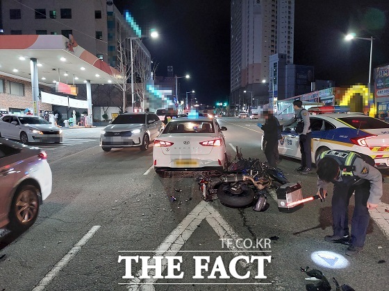 8일 오전 5시 30분쯤 부산 사하구 장림삼거리 인근 1차로에서 70대 A 씨가 운행하던 택시가 40대 B 씨가 몰던 오토바이를 충돌했다. /부산경찰청.