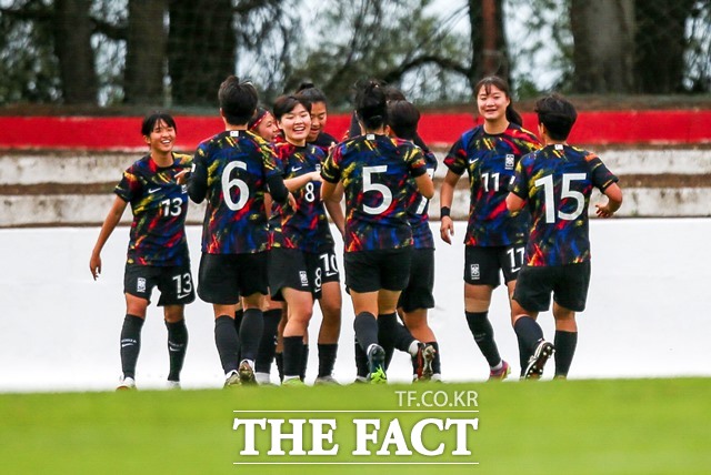 김은정 감독이 이끄는 한국여자축구 U-17 대표팀이 오는 5월 인도네시아 아시안컵에서 북한과 남북 대결을 펼치게 됐다. 사진은 포르투갈과 친선 경기에서 동점골을 기록한 뒤 기뻐하는 선수들./KFA