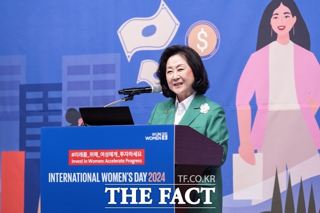 김은미 이화여자대학교 총장이 8일 세계여성의 날을 맞아 서울 웨스틴조선호텔에서 열린 2024 세계여성의 날 기념행사에서 기조연설을 하고 있다. /이화여자대학교 제공