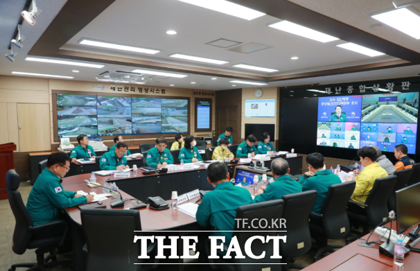 지난 6일 울진군 재난안전대책본부가 의료공백 위기 대응 조치 점검을 위한 대책회의를 개최하고 있다./울진군