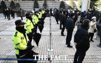  '우산에 이중 폴리스라인'까지···철통경호 받는 이재명 [TF포착]