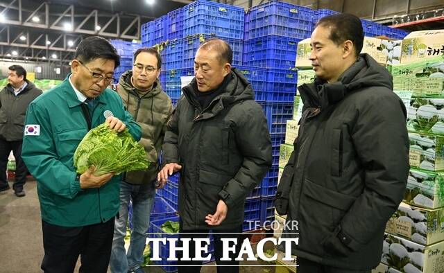 김춘진 aT 사장(맨 왼쪽)이 서울 가락시장 채소 수급 상황을 점검하고 있다. / 한국농수산식품유통공사