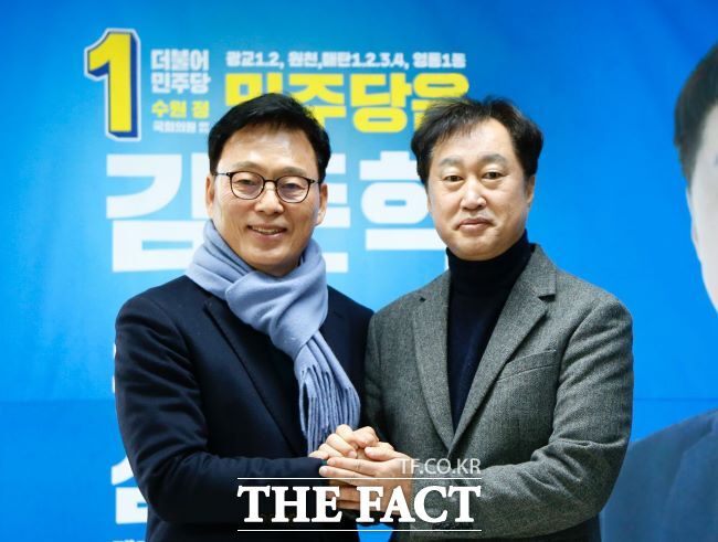 더불어민주당 박광온(왼쪽) 의원이 9일 김준혁 수원정 예비후보 사무실을 찾아 손을 맞잡고 있다./김준혁 예비후보 사무소