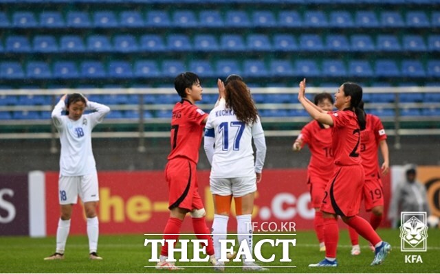 한국여자축구 U-20 대표팀의 홍채빈(가운데)이 우즈베키스탄과 U-20 여자 아시안컵 조별리그 A조 최종전에서 골을 넣은 뒤 동료와 함께 기뻐하고 있다. 홍채빈은 이날 해트트릭을 달성했다./타슈켄트=KFA