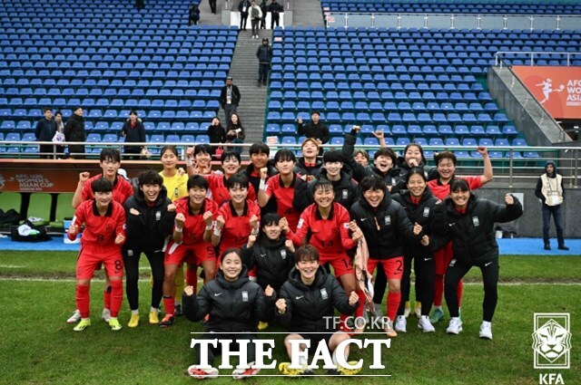 2회 연속 월드컵 본선 진출을 확정한 한국여자축구 U-20 대표팀 선수들이 9일 AFC U-20 조별리그 우즈벡전에서 13-0 대승을 거두고 기념촬영을 찍고 있다./타슈켄트=KFA