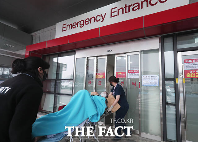 사진은 지난달 20일 한 민간인 응급 환자가 경기도 성남시 국군수도병원 응급실로 이송되고 있는 모습. 기사 내용과 무관 /더팩트DB