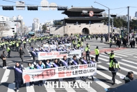  서울 도심 행진하는 노동자들 [포토]