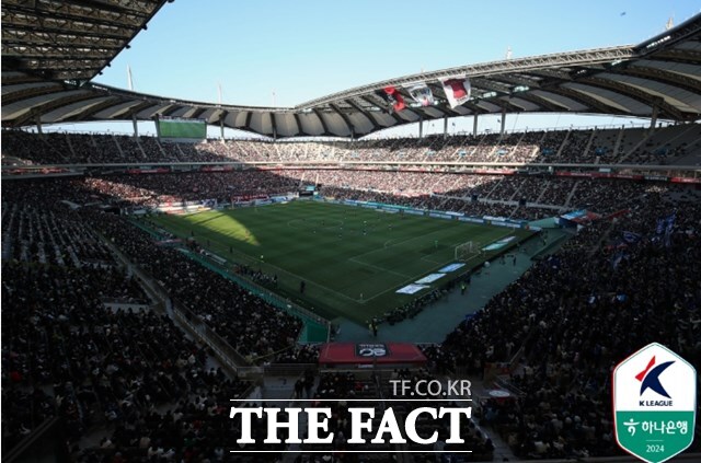 쌀쌀한 날씨에도 불구하고 서울월드컵경기장의 관중석을 대부분 채운 5만 1천여 관중들./K리그