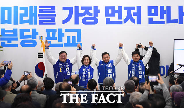 이광재 더불어민주당 경기 성남 분당갑 후보가 김태년·이수진·김병욱(왼쪽부터) 후보들과 손을 들어보이고 있다.