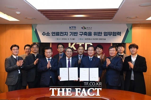 11일 전북 완주군이 한국화학융합시험연구원(KTR)과 업무협약을 체결했다. /완주군