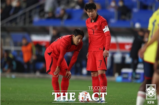 한국축구대표팀의 임시 사령탑을 맡은 황선홍 감독은 11일 이강인을 3월 A매치 출전 선수 명단에 포함시키는 대표팀 명단을 발표했다. 사진은 대표팀 경기에서 프리킥을 논의하는 이강인(왼쪽)과 손흥민./KFA