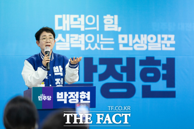 박정현 민주당 대전 대덕구 예비후보가 11일 시당에서 출마기자회견을 하고 있다.