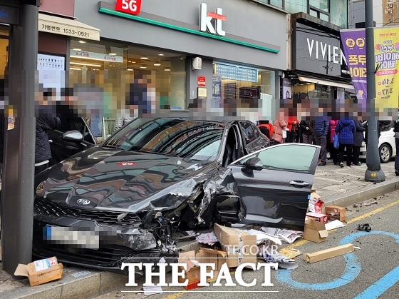 이날 오후 3시 16분쯤 부산 사하구 당리동에 있는 한 도로에서 승용차가 진로를 바꾸던 중 옆 차로 차량 3대를 잇따라 추돌했다./부산경찰청.