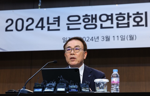 조용병 은행연합회 회장이 11일 오후 서울 중구 은행연합회에서 열린 기자간담회에서 인사말 하고 있다. /뉴시스