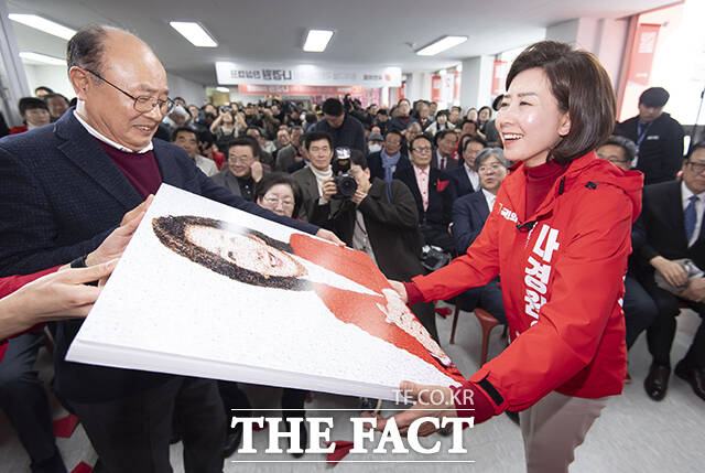 나경원 국민의힘 동작구을 예비후보가 12일 오후 서울 동작구에서 열린 선거사무소 개소식에서 액자를 선물받고 있다. /장윤석 기자