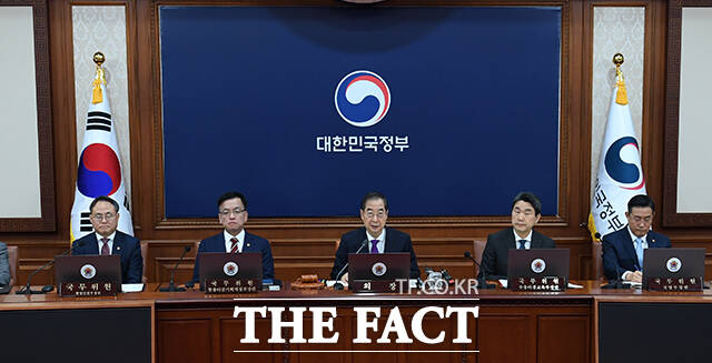한덕수 국무총리(가운데)가 12일 오전 서울 종로구 정부서울청사에서 열린 국무회의에 참석해 모두발언을 하고 있다. /임영무 기자