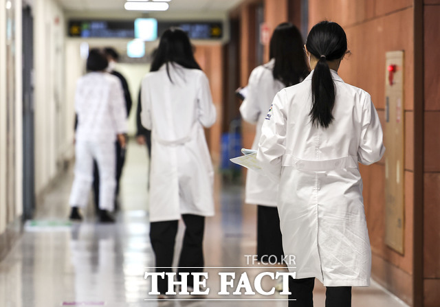 의과대학 증원 추진에 반발한 의사 집단행동이 3주째 이어지고 있는 가운데 전공의와 의대생, 의대 교수 대표들이 12일 정부에 공개토론을 제안했다. /뉴시스